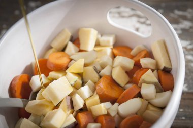 Kök sebzeler için kızartma attı