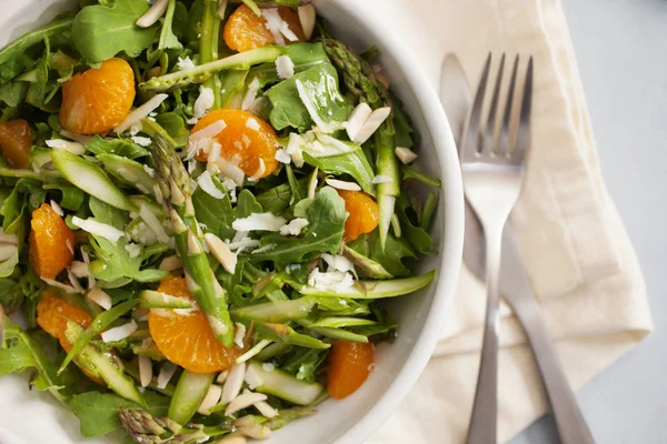 Mandarijn oranje en asperge salade — Stockfoto