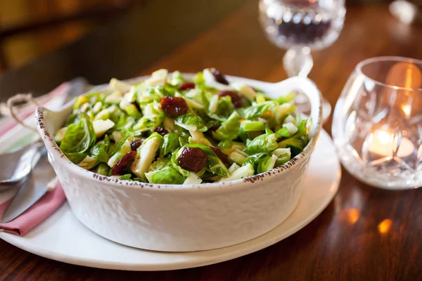 Rasierte Rosenkohl-Salat — Stockfoto