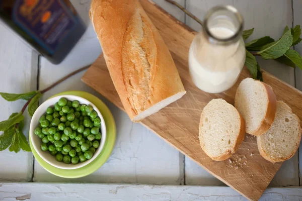 Tatlı bezelye ve süt ile dilimlenmiş ekmek — Stok fotoğraf