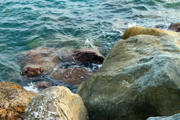 Чиста вода і каміння — стокове фото