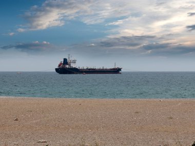 Toplu malların ve petrol ürünlerinin taşınması için gemi açık denizde bir baskında.