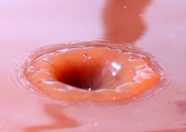 Sıvının yüzeyine bir damla su düşer.