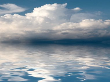 Deniz yüzeyindeki bulutlu bir gökyüzünün yansıması.