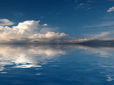 Deniz yüzeyindeki bulutlu bir gökyüzünün yansıması.