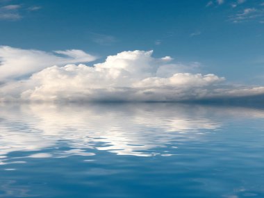 Deniz yüzeyindeki bulutlu bir gökyüzünün yansıması.