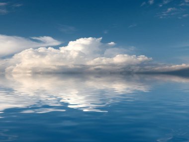 Deniz yüzeyindeki bulutlu bir gökyüzünün yansıması.