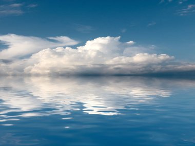 Deniz yüzeyindeki bulutlu bir gökyüzünün yansıması.