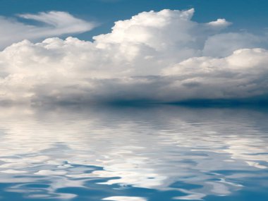 Deniz yüzeyindeki bulutlu bir gökyüzünün yansıması.