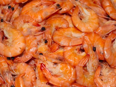 Haşlanmış deniz karidesleri yemek için hazırlanıyor.