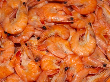 Haşlanmış deniz karidesleri yemek için hazırlanıyor.