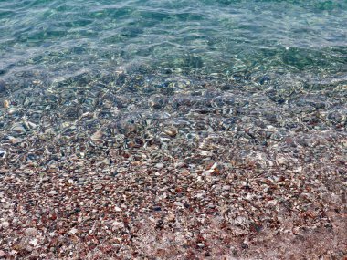 Temiz deniz suyu kumlu sahili kaplar.