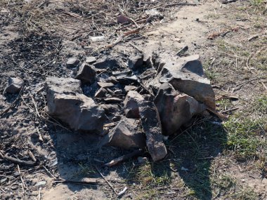 Şenlik ateşinde yanmış taşlar ve kömür.