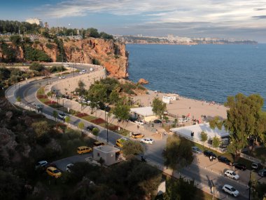 Antalya Türkiye 'nin Akdeniz kıyısı boyunca uzanan yol