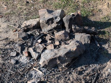 Şenlik ateşinde yanmış taşlar ve kömür.
