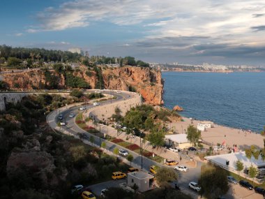 Antalya Türkiye 'nin Akdeniz kıyısı boyunca uzanan yol