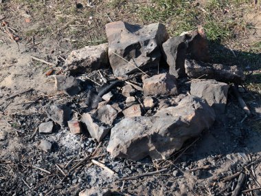 Şenlik ateşinde yanmış taşlar ve kömür.