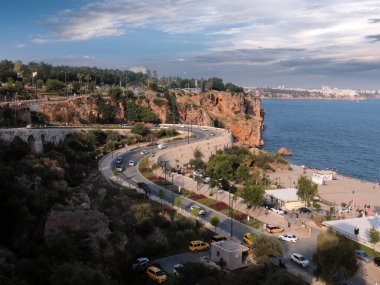 Antalya Türkiye 'nin Akdeniz kıyısı boyunca uzanan yol
