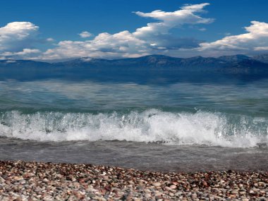 Güzel güneşli sahil ve Akdeniz üzerindeki bulutlu gökyüzü