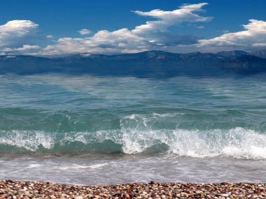 Güzel güneşli sahil ve Akdeniz üzerindeki bulutlu gökyüzü
