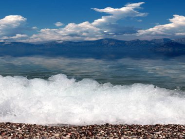 Güzel güneşli sahil ve Akdeniz üzerindeki bulutlu gökyüzü