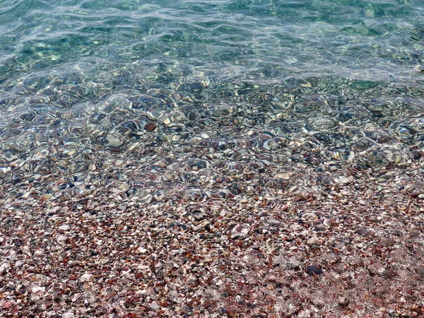 Helder Zeewater Bedekt Het Kiezelstrand Middellandse Zee — Stockfoto