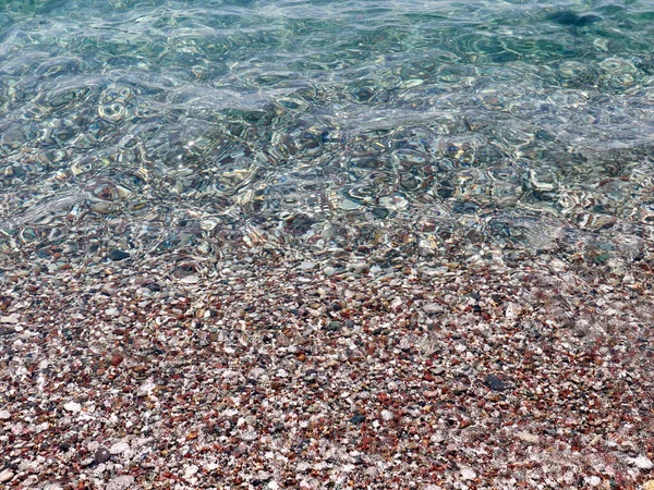 Çakıl Taşını Kaplayan Açık Deniz Suyu Akdeniz Plajını Kaplıyor — Stok fotoğraf