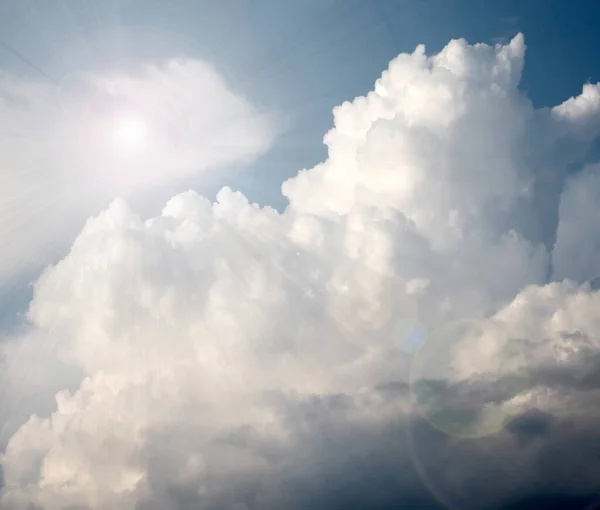 Zonnestralen Een Bewolkte Zomerhemel — Stockfoto
