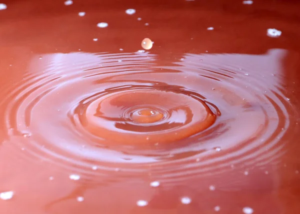 Una Gota Agua Cae Sobre Superficie Del Líquido — Foto de Stock