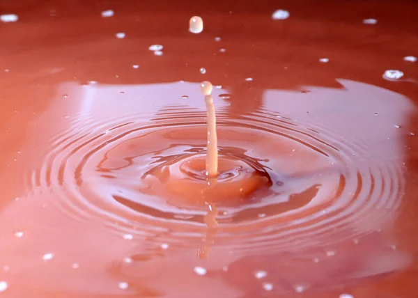 Uma Gota Água Cai Sobre Superfície Líquido — Fotografia de Stock