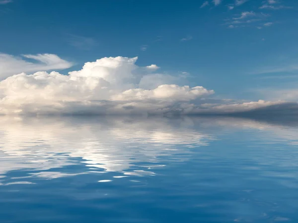 Отражение Облачного Неба Спокойной Поверхности Моря — стоковое фото
