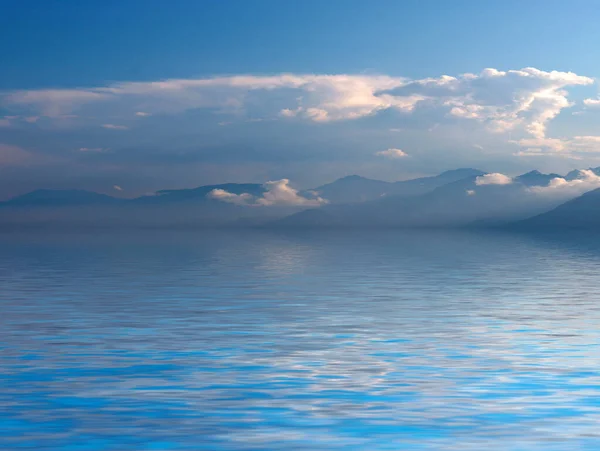 Reflejo Cielo Nublado Una Superficie Tranquila Del Mar —  Fotos de Stock