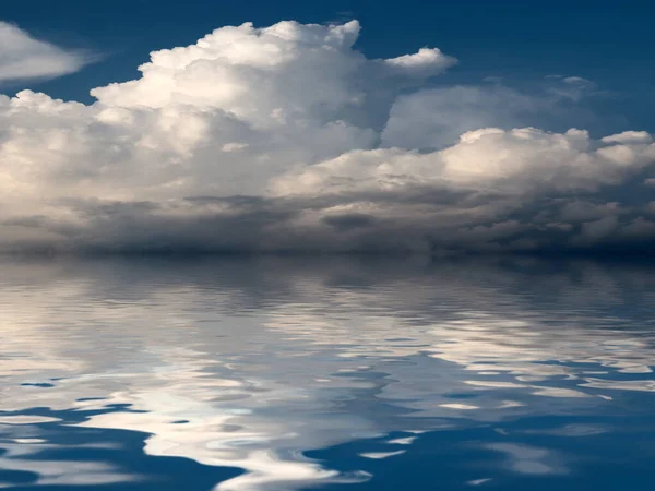 穏やかな海の中の曇り空を映し出し — ストック写真