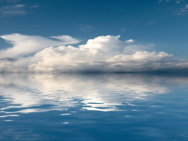 穏やかな海の中の曇り空を映し出し — ストック写真