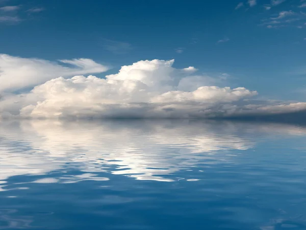 在平静的海面上反射多云的天空 — 图库照片