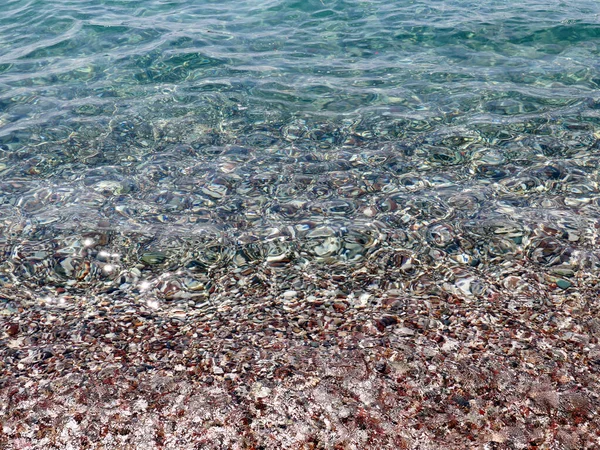 Чистая Морская Вода Покрывает Песчаный Пляж — стоковое фото