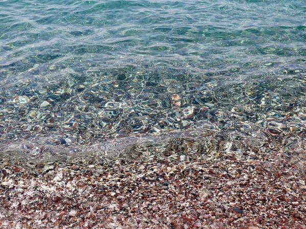 Helder Zeewater Bedekt Het Zandstrand — Stockfoto