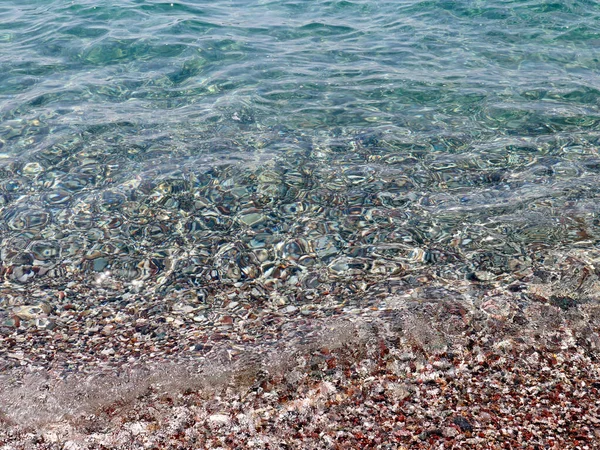 澄んだ海水が砂浜を覆い — ストック写真