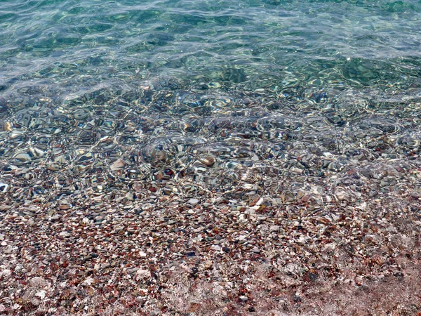 Чистая Морская Вода Покрывает Песчаный Пляж — стоковое фото