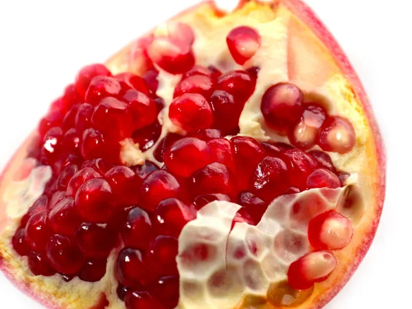 Halv Bit Trasig Granatäpple Frukt Som Ett Underbart Berikat Mellanmål — Stockfoto