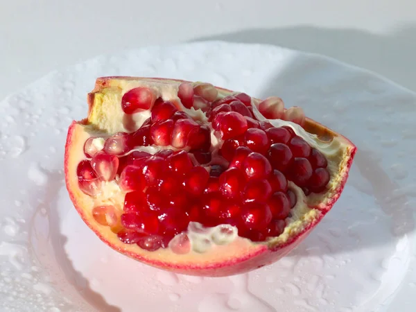 Halv Bit Trasig Granatäpple Frukt Som Ett Underbart Berikat Mellanmål — Stockfoto