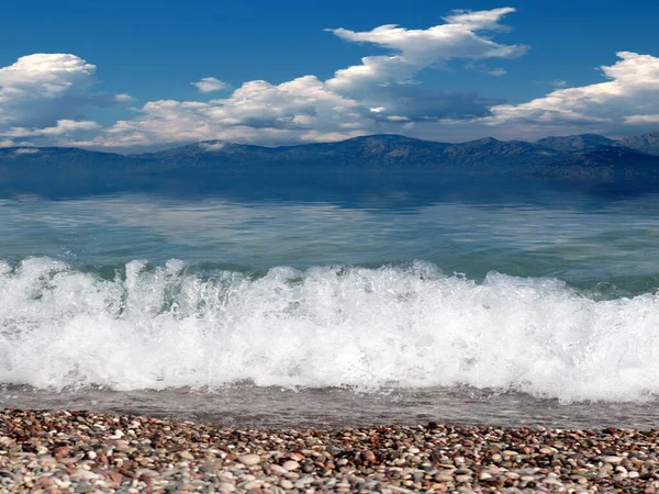 Langit Mendung Atas Batu Kerikil Pantai Tepi Laut — Stok Foto