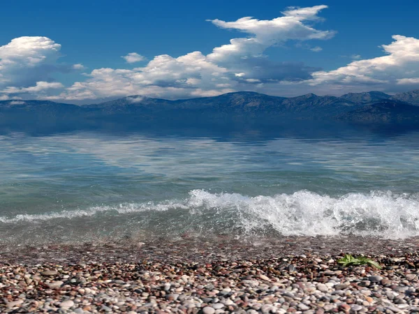 Langit Mendung Atas Batu Kerikil Pantai Tepi Laut — Stok Foto