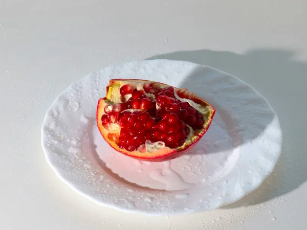 Yarım Parça Kırık Nar Meyvesi Harika Bir Güçlendirilmiş Atıştırmalık — Stok fotoğraf