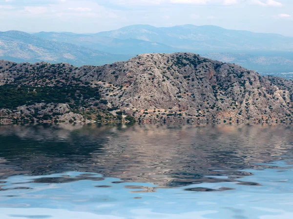 Reflet Une Chaîne Haute Montagne Dans Eau Mer Calme — Photo