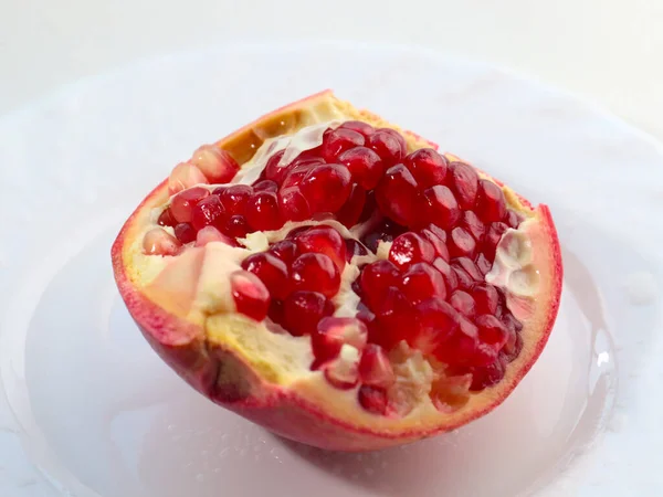 Halv Bit Trasig Granatäpple Frukt Som Ett Underbart Berikat Mellanmål — Stockfoto
