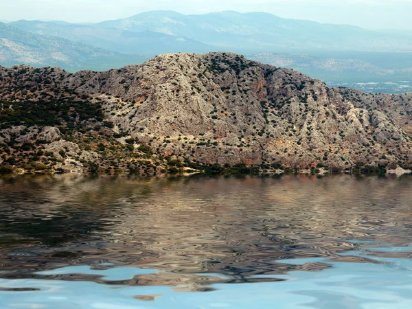 Sakin Deniz Suyunda Yüksek Bir Dağ Sırasının Yansıması — Stok fotoğraf