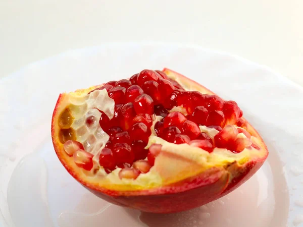 Ein Halbes Stück Zerbrochene Granatapfelfrucht Als Wunderbar Angereicherte Zwischenmahlzeit — Stockfoto
