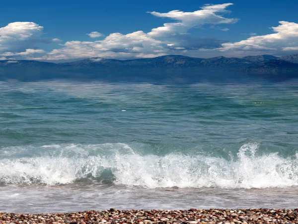 Pantai Cerah Yang Indah Dan Langit Mendung Atas Laut Mediterania — Stok Foto