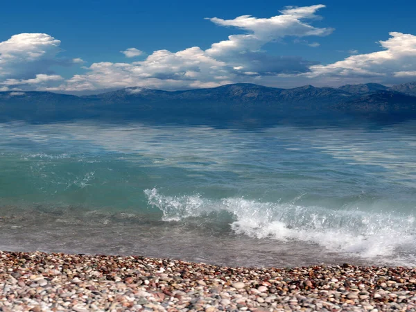 Pantai Cerah Yang Indah Dan Langit Mendung Atas Laut Mediterania — Stok Foto